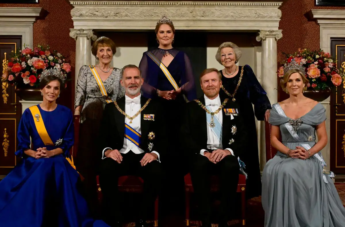 La famiglia reale olandese ospita il Re e la Regina di Spagna per un banchetto di stato al Palazzo Reale di Amsterdam il 17 aprile 2024 (Albert Nieboer/DPA Picture Alliance/Alamy)