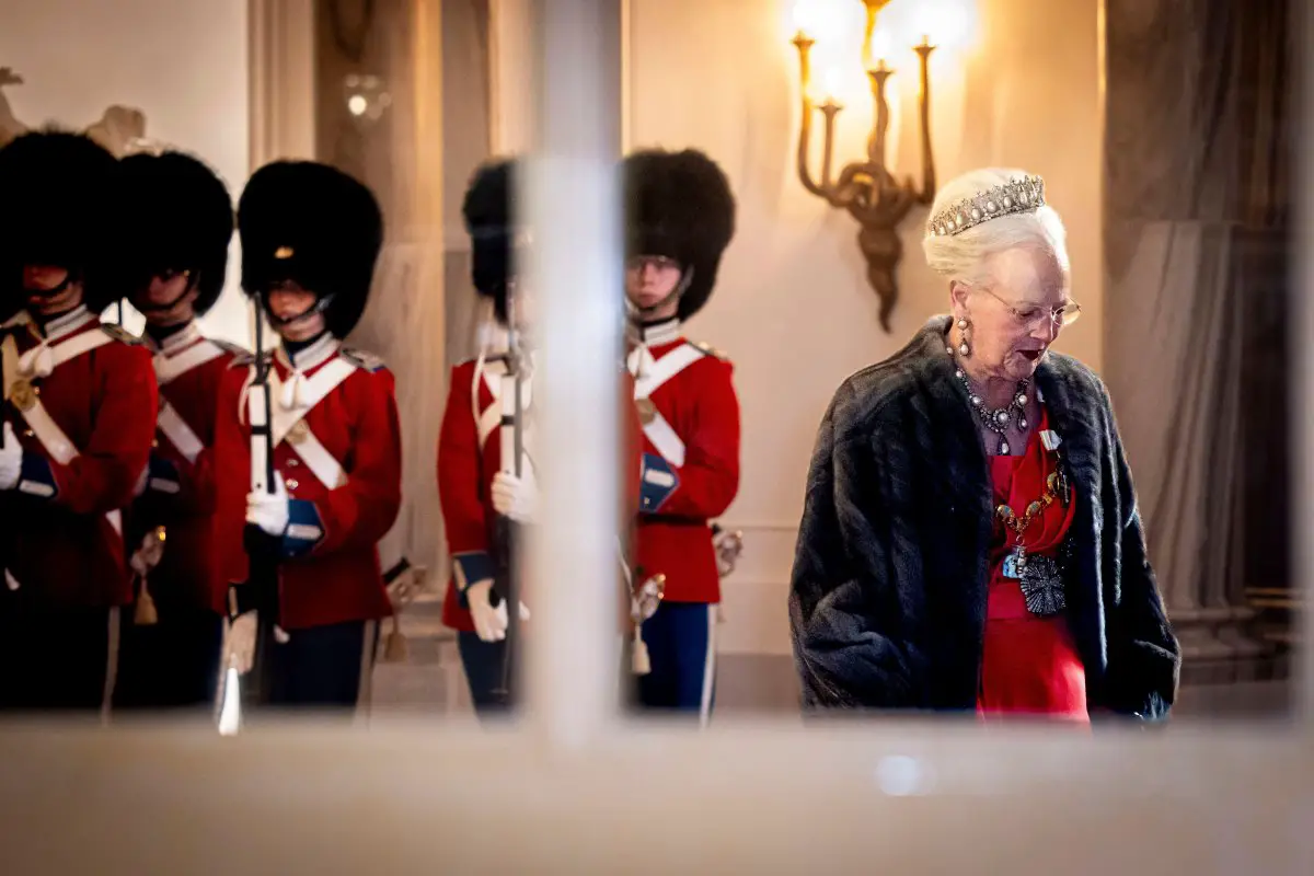 La regina Margrethe II di Danimarca arriva per la levee di Capodanno ad Amalienborg il 1 gennaio 2024 (Patrick van Katwijk/DPA Picture Alliance/Alamy)