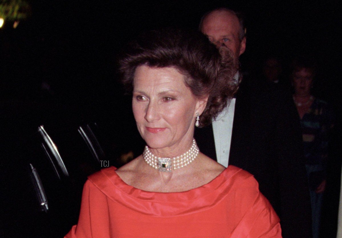 Re Harald V e Regina Sonja di Norvegia partecipano a una cena presso la residenza dell'ambasciatore norvegese a Washington, ottobre 1995 (Terje Bendiksby/NTB/Alamy)