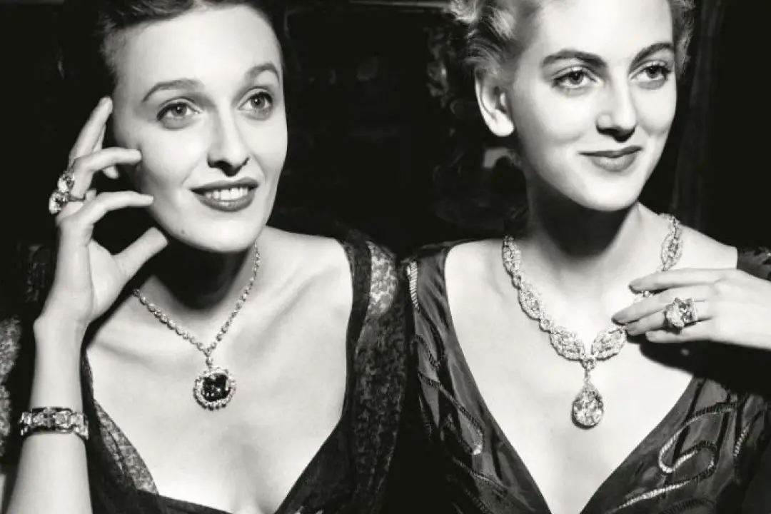 Modelli indossano i gioielli di Evalyn McLean, incluso il Diamante Hope, circa 1949