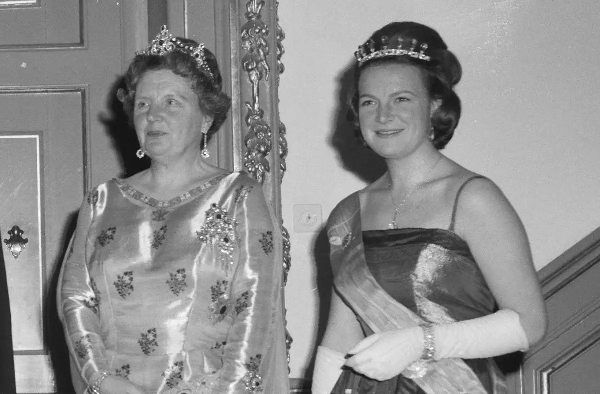 Queen Juliana and Princess Irene of the Netherlands attend a state banquet honoring the President of Mexico, April 3, 1963 (Joop van Bilsen/Anefo/Nationaal Archief/Wikimedia Commons)