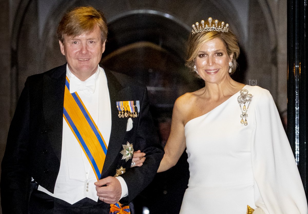 Re Willem-Alexander dei Paesi Bassi e Regina Maxima dei Paesi Bassi lasciano il Palazzo Reale dopo il gala annuale per il Corpo Diplomatico il 09 aprile 2019 ad Amsterdam, Paesi Bassi