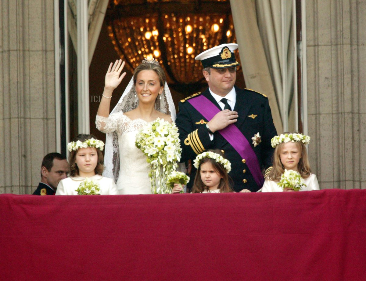 Il principe Laurent del Belgio e la sua sposa Claire Coombs salutano la folla dal balcone del Palazzo Reale di Bruxelles il 12 aprile 2003 a Bruxelles, Belgio