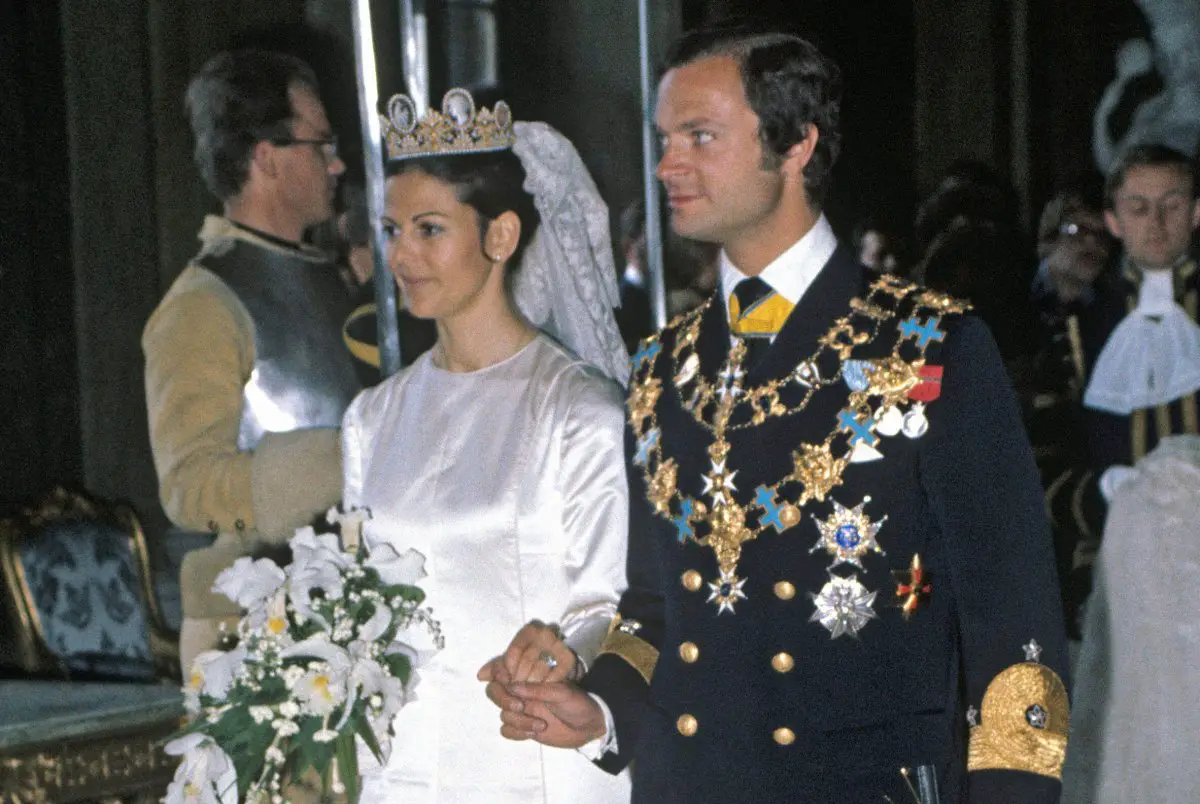 Il Re Carlo XVI Gustaf e la Regina Silvia di Svezia sono ritratti dopo il loro matrimonio reale a Stoccolma il 19 giugno 1976 (Classic Picture Library/Alamy)