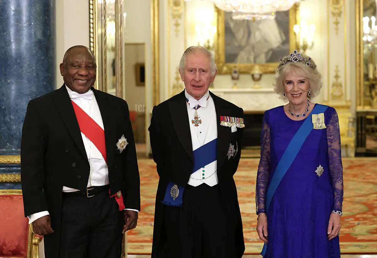 Il Presidente del Sud Africa, Cyril Ramaphosa, il Re Carlo III e Camilla, Regina Consorte durante il Banchetto di Stato a Buckingham Palace il 22 novembre 2022 a Londra, Inghilterra