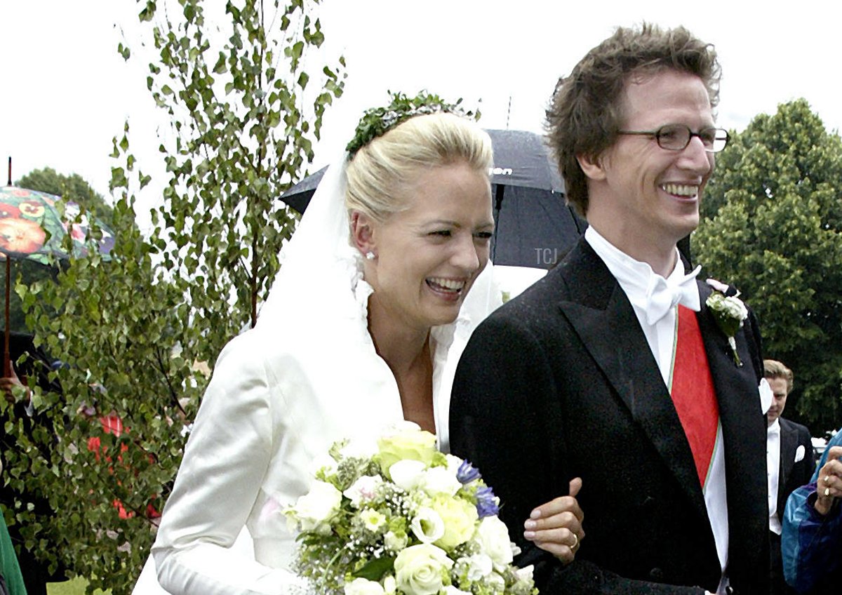 Il Principe Manuel di Baviera e la Principessa Anna di Sayn-Wittgenstein-Berleburg nel giorno delle loro nozze a Stigtomta, Svezia, 6 agosto 2005 (Albert Nieboer/DPA Picture Alliance Archive/Alamy)