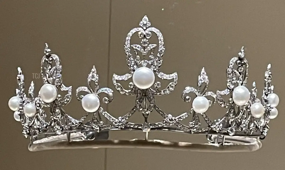 Una tiara di diamanti e perle è esposta presso il Museo Nazionale del Qatar, 2023 (Foto gentilmente condivisa)