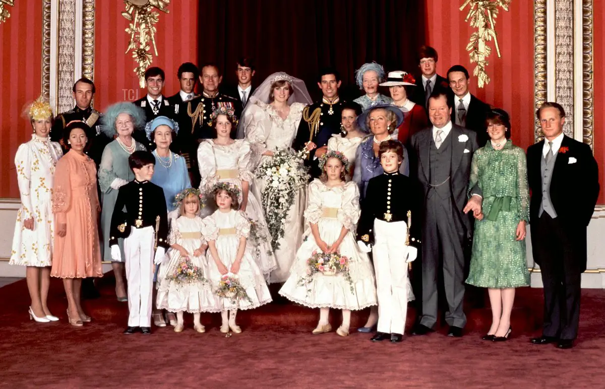 Una foto ufficiale di famiglia scattata il 29 luglio 1981, il giorno del matrimonio del principe Carlo (C-R) e della signora Diana (C-L), principessa del Galles. In fila sul retro, da sinistra a destra: Mark Phillips, il principe Andrea, il visconte Linley, il duca di Edimburgo, il principe Edoardo, la coppia principesca, Ruth, Lady Fermoy (la nonna della sposa), Lady Jane Fellowes (la sorella della sposa), il visconte Althorp (fratello di Diana) e Robert Fellowes. In fila centrale, da sinistra a destra: la principessa Anna, la principessa Margherita, la Regina Madre, la regina Elisabetta II, India Hicks, Lady Sarah Armstrong-Jones, Mrs. Shand Kydd (madre di Diana), conte Spencer, Lady Sarah McCorquedale (sorella di Diana), Neil McCorquedale. In prima fila: paggetti e damigelle d'onore