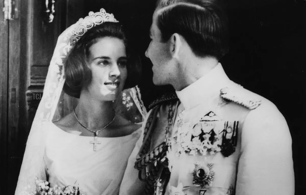 Re Costantino di Grecia e la sua sposa Anne-Marie nel giorno del loro matrimonio, davanti alla Cattedrale Ortodossa di Atene, 19 settembre 1964