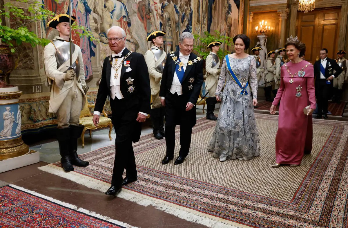 Il re Carl XVI Gustaf di Svezia, il presidente finlandese Sauli Niinisto e sua moglie Jenni Haukio e la regina Silvia di Svezia arrivano al Palazzo Reale per una cena di stato in onore del presidente della Finlandia a Stoccolma il 17 maggio 2022