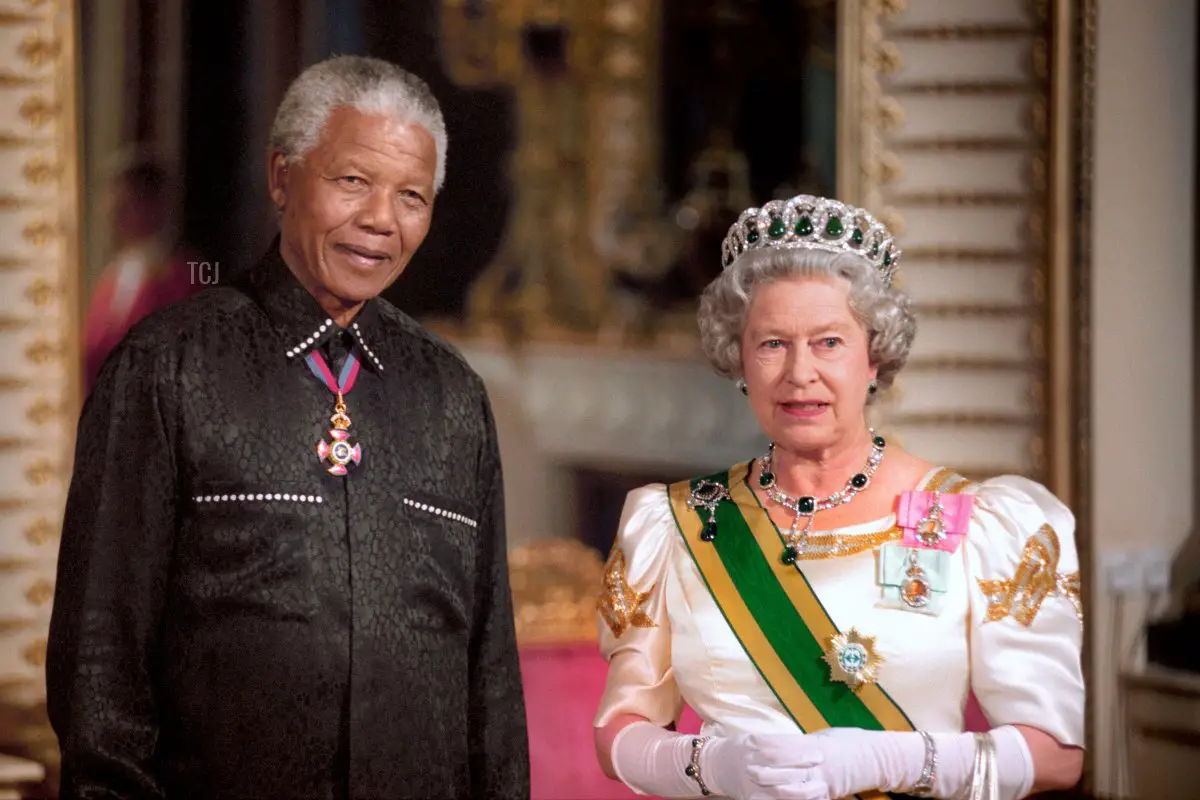 Foto d'archivio datata 09/07/1996 del Presidente sudafricano Nelson Mandela in piedi con la Regina Elisabetta II al suo arrivo a Buckingham Palace, per un banchetto di stato in suo onore