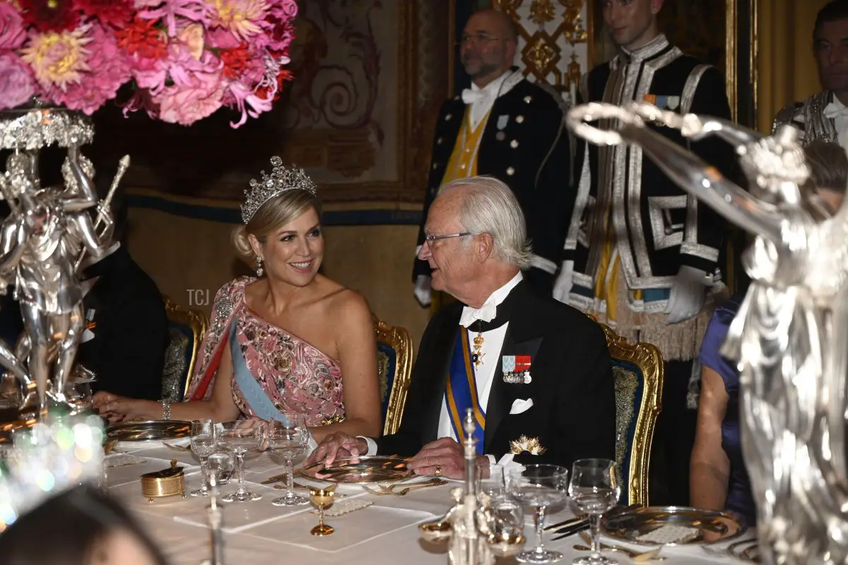 La Regina Maxima e il Re Carl Gustaf durante una cena di gala per la coppia reale olandese al Palazzo Reale di Stoccolma, Svezia, 11 ottobre 2022