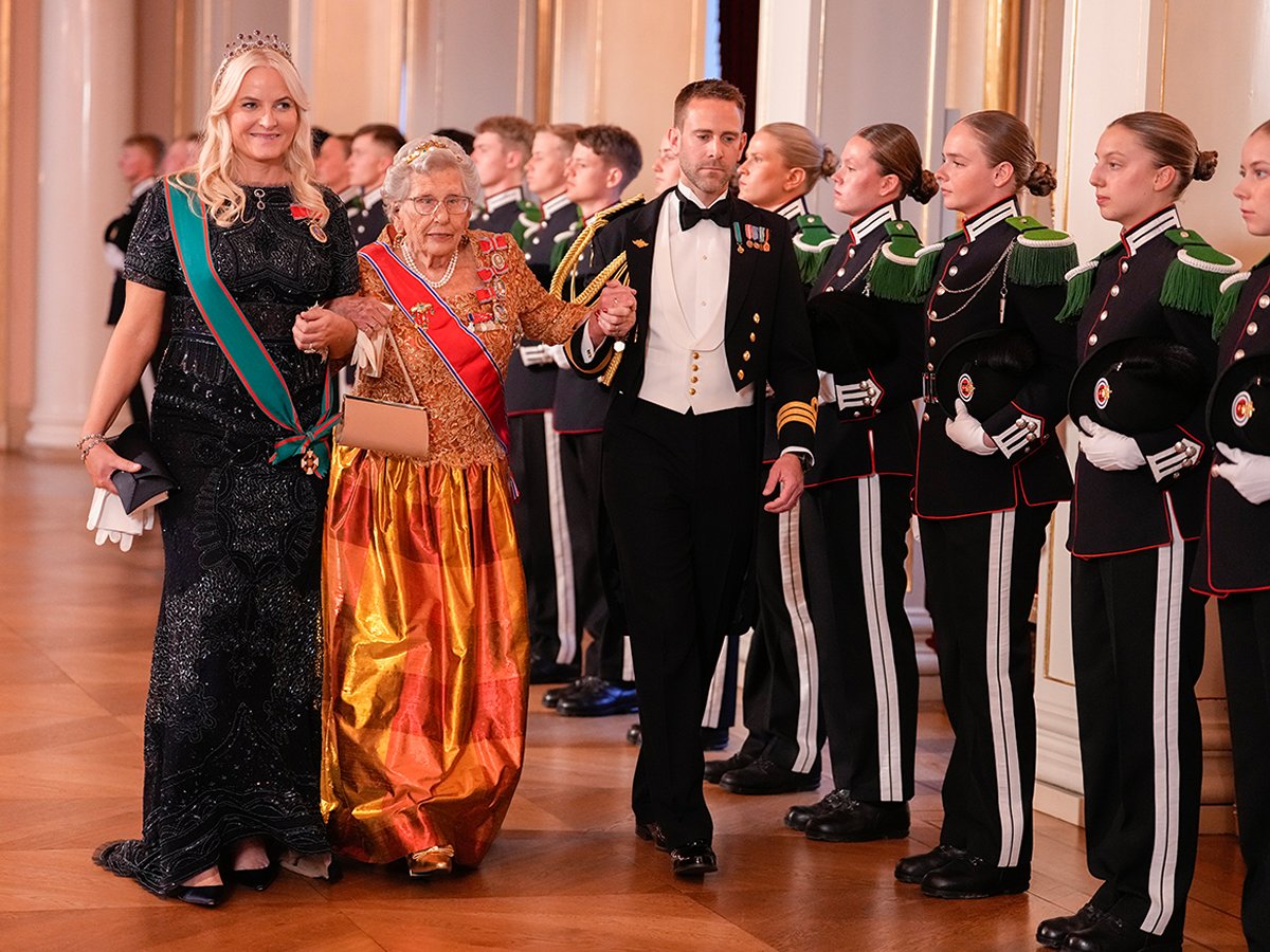 La Principessa Ereditaria Mette-Marit e la Principessa Astrid di Norvegia partecipano a un banchetto di stato al Palazzo Reale di Oslo, 11 maggio 2023 (LISE ASERUD/NTB/AFP via Getty Images)