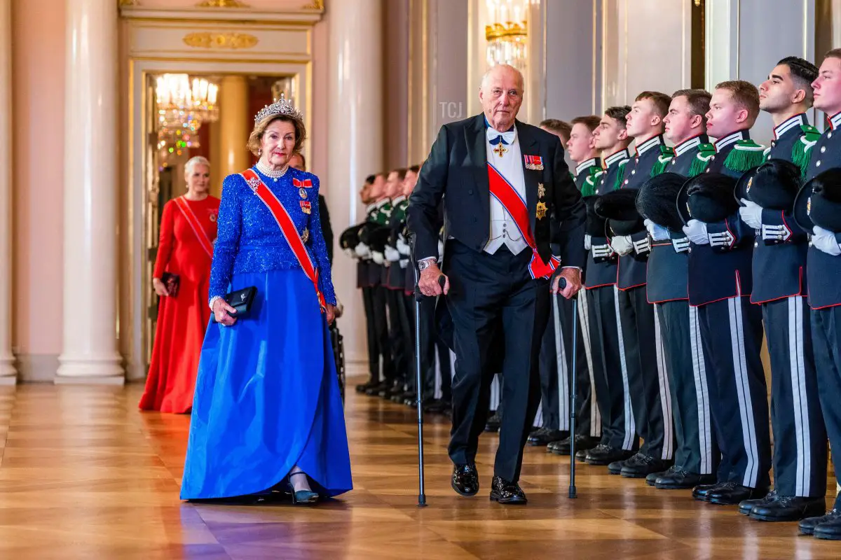 La Regina Sonja e il Re Harald in cammino verso la cena di gala al Palazzo giovedì sera