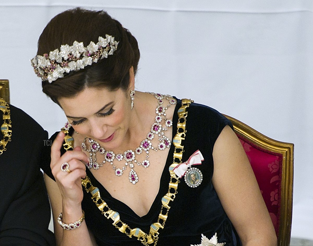 La Principessa danese Mary (R) e il Re Konstantin partecipano alla cena di Gala al Castello di Christiansborg in occasione del 40° anniversario di regno della Regina danese Margrethe il 15 gennaio 2012