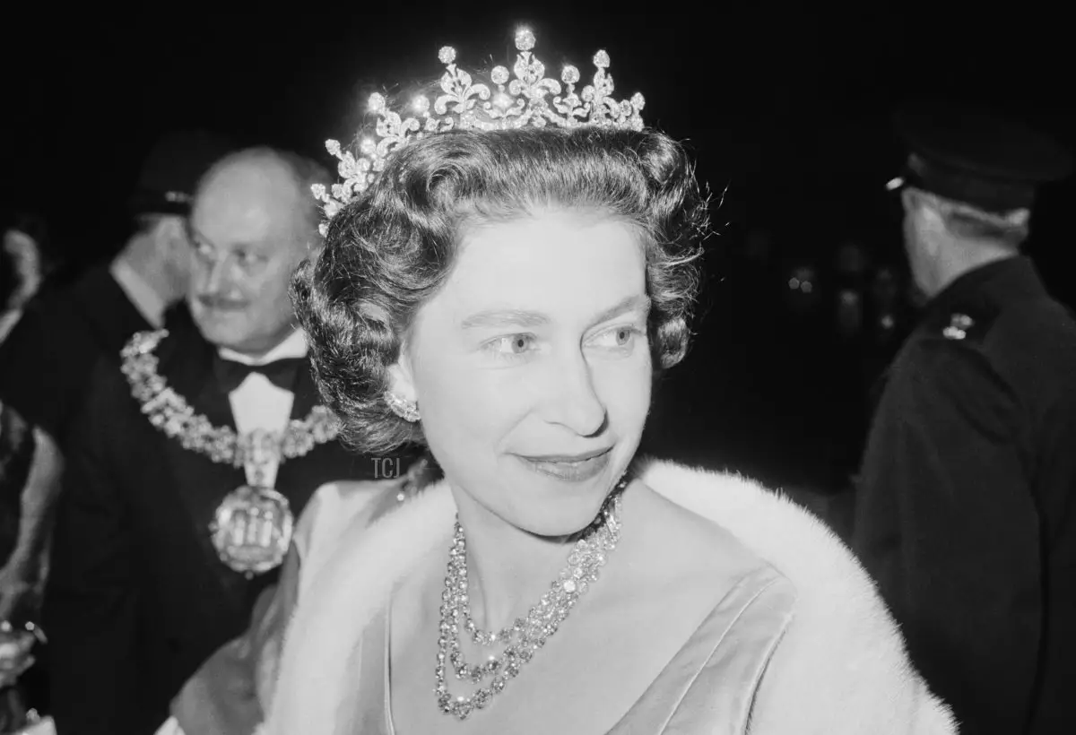 La Regina Elisabetta II partecipa a una performance presso la RADA (Royal Academy of Dramatic Art), per celebrare il giubileo di diamante della scuola di recitazione (60° anniversario), Londra, Regno Unito, novembre 1964