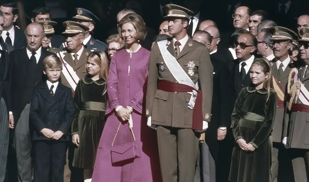 Il Re Juan Carlos e la Regina Sofia, con l'Infanta Elena, l'Infanta Cristina e il Principe Felipe, sono ritratti mentre lasciano il parlamento spagnolo dopo che Juan Carlos è stato proclamato monarca il 22 novembre 1975 (Nationaal Archief/Wikimedia Commons)