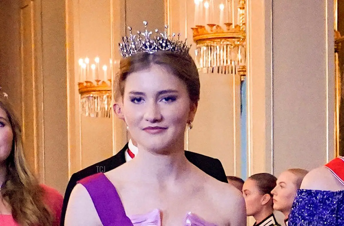 La Principessa Elisabeth (a sinistra) e la Regina Mathilde del Belgio arrivano per una cena di gala in occasione del 18° compleanno della Principessa Ingrid Alexandra di Norvegia al Palazzo di Oslo il 17 giugno 2022.