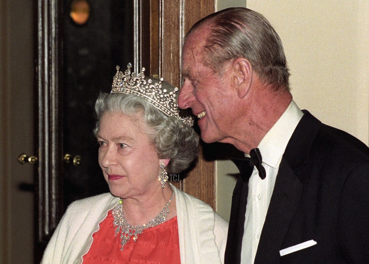 La Regina e il Duca di Edimburgo parlano con il Presidente Ceco Havel dopo il loro arrivo al Teatro Nazionale di Praga per un concerto musicale, il 2° giorno della loro visita nella Repubblica Ceca, 28 Mar 1996