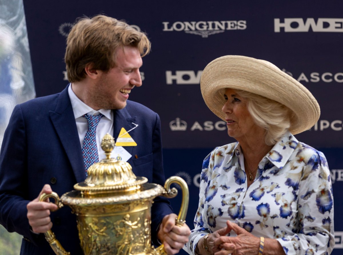 La Regina Camilla presenta il trofeo per i King George VI e Queen Elizabeth Qipco Stakes all'Ascot Racecourse il 27 luglio 2024 (Steven Paston/PA Images/Alamy)