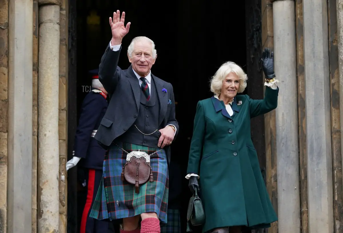 Re Carlo III e Camilla, Regina Consorte, salutano mentre lasciano l'Abbazia di Dunfermline, dopo una visita per festeggiare il 950° anniversario, e dopo aver partecipato a un incontro al Palazzo della Città a Dunfermline dove il Re ha formalmente segnato la concessione dello status di città all'ex comune il 3 ottobre 2022 a Dunfermline, Scozia