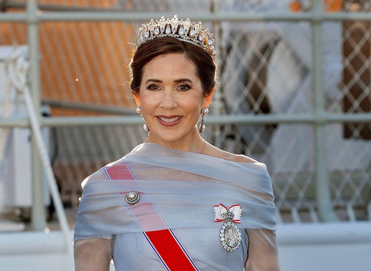 La regina Margherita di Danimarca lascia il Royal Yacht Dannebrog in direzione di un banchetto di stato al Palazzo Reale di Oslo il 14 maggio 2024 (Albert Nieboer/DPA Picture Alliance/Alamy)