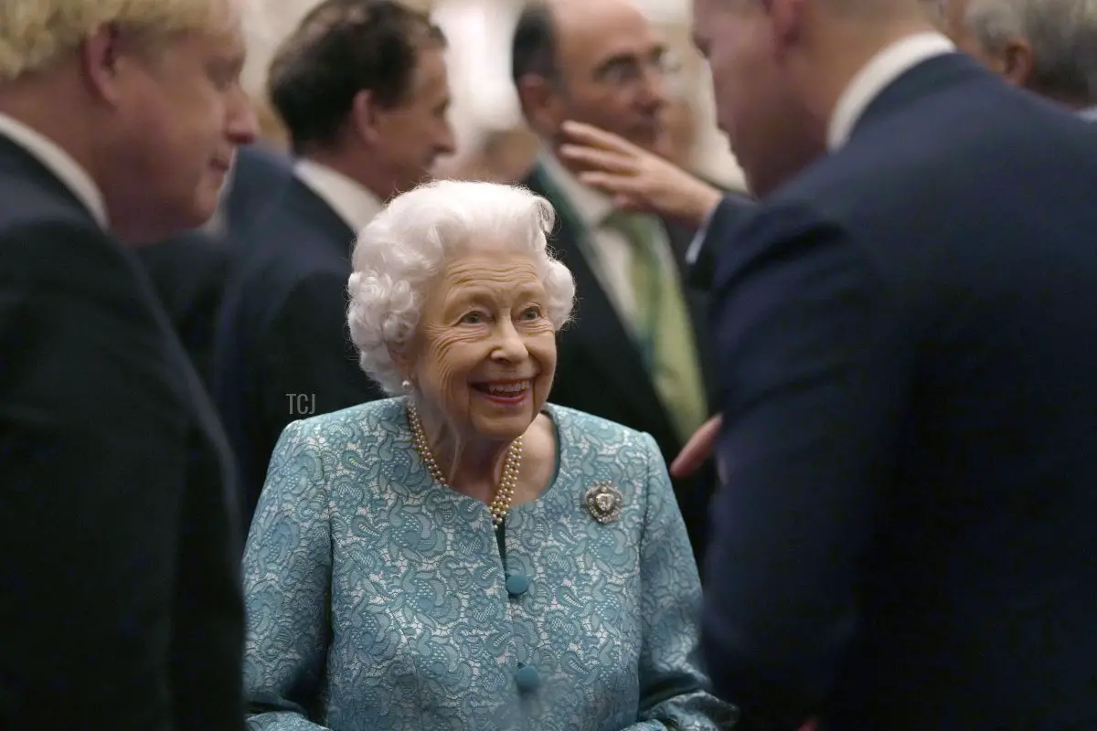 La regina del Regno Unito, Elisabetta II, e il Primo Ministro, Boris Johnson, accolgono gli ospiti durante una reception per leader internazionali nel business e negli investimenti al Castello di Windsor per segnare il Global Investment Summit il 19 ottobre 2021 a Windsor, Inghilterra