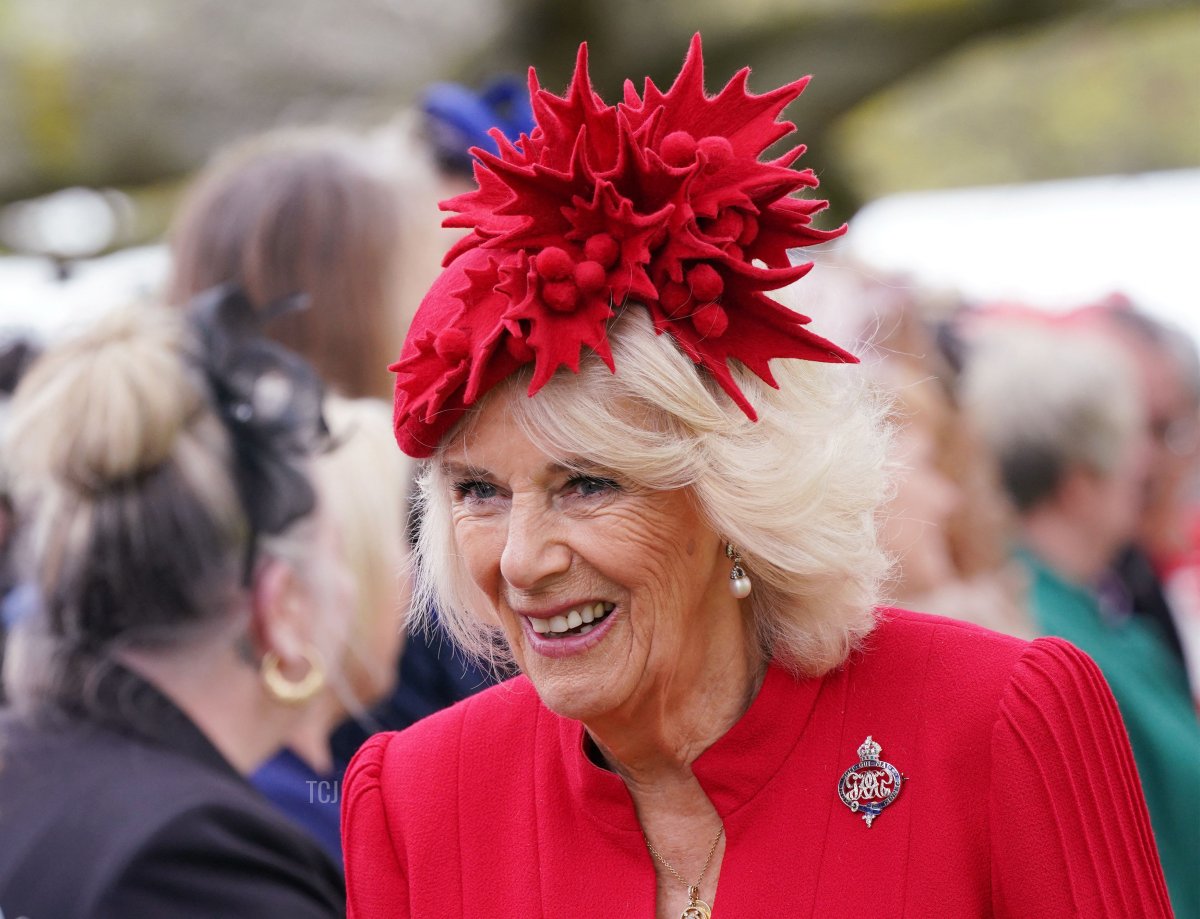 La regina Camilla, colonnello dei Grenadier Guards incontra gli ospiti dopo una cerimonia per presentare i nuovi standard e colori alla Royal Navy, ai Life Guards del Household Cavalry Mounted Regiment, alla King's Company dei Grenadier Guards e alla King's Colour Squadron della Royal Air Force presso Buckingham Palace, a Londra, il 27 aprile 2023 (YUI MOK/POOL/AFP tramite Getty Images)