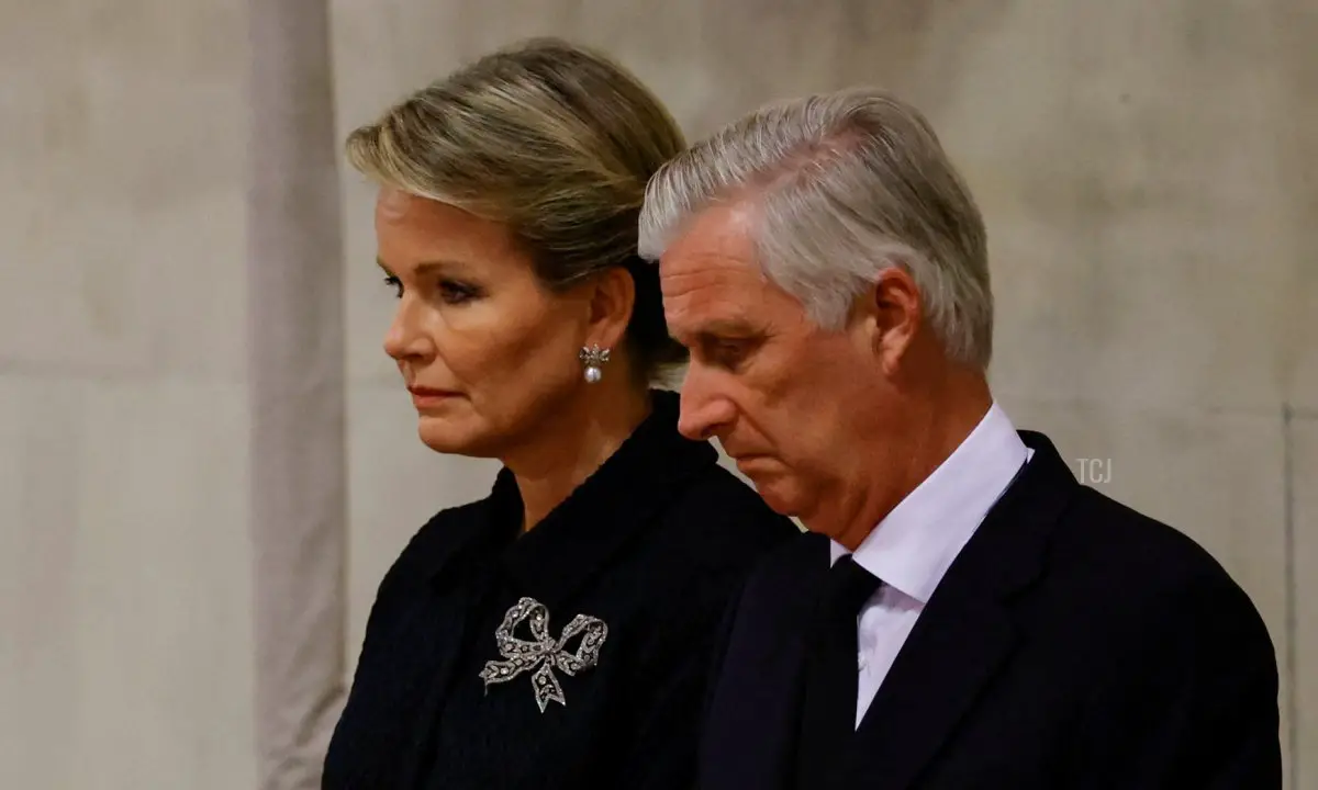 Il Re Philippe del Belgio e la Regina Mathilde del Belgio rendono omaggio alla bara della Regina Elisabetta II, in stato di veglia all'interno della Westminster Hall, al Palazzo di Westminster a Londra il 18 settembre 2022