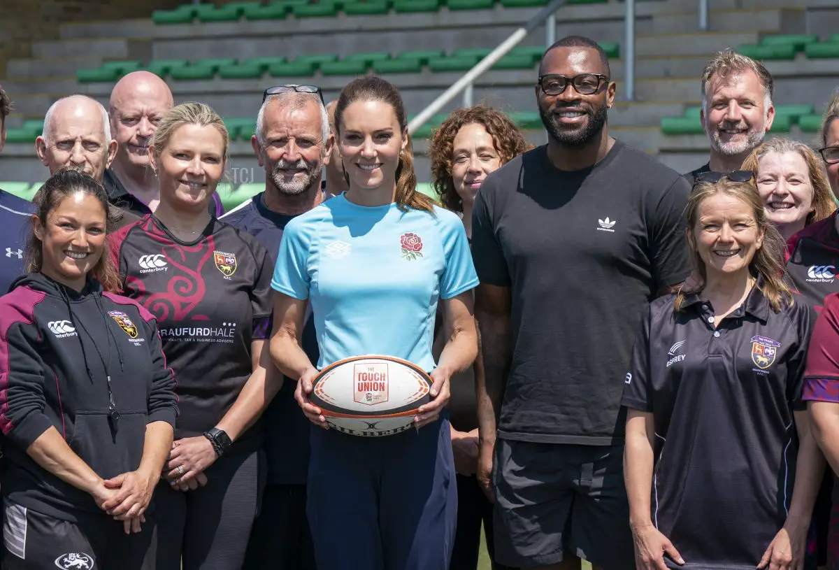 La Principessa di Galles, posa con il campione Shaping Us Ugo Monye e altri membri dello staff durante la sua visita al Maidenhead Rugby Club il 7 giugno 2023 a Maidenhead, Inghilterra (Arthur Edwards - WPA Pool/Getty Images)