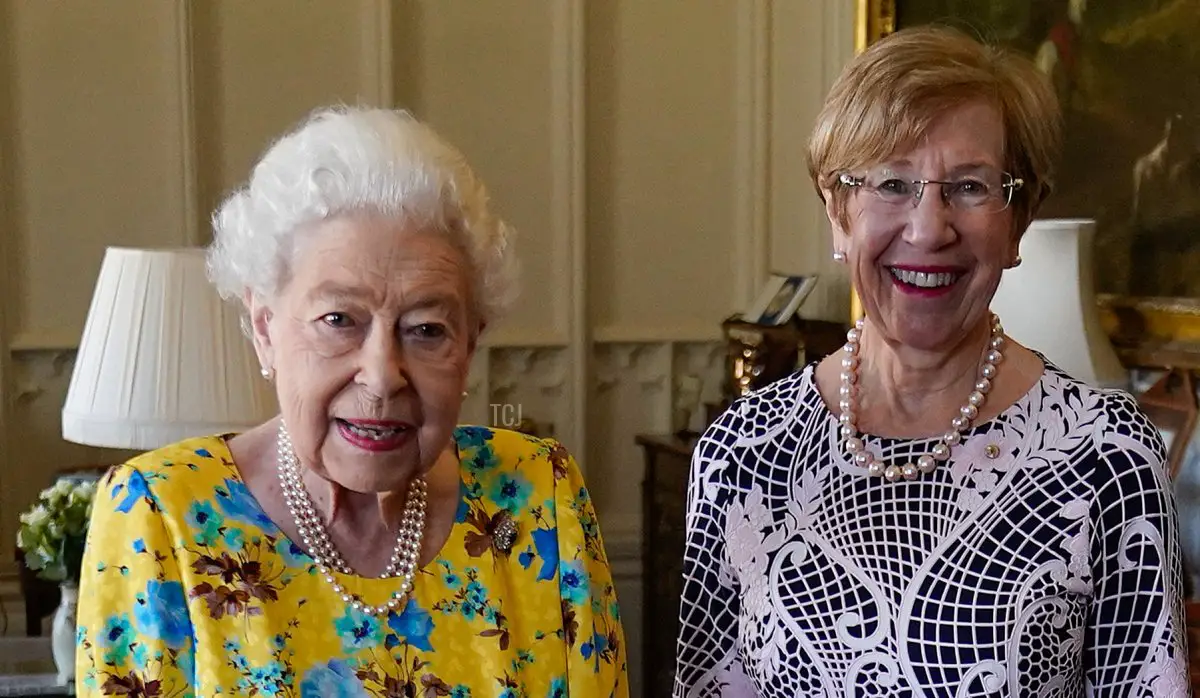 La regina Elisabetta II posa per le foto con il Governatore del New South Wales Margaret Beazley (a destra), durante un'udienza al Castello di Windsor, a Windsor, il 22 giugno 2022