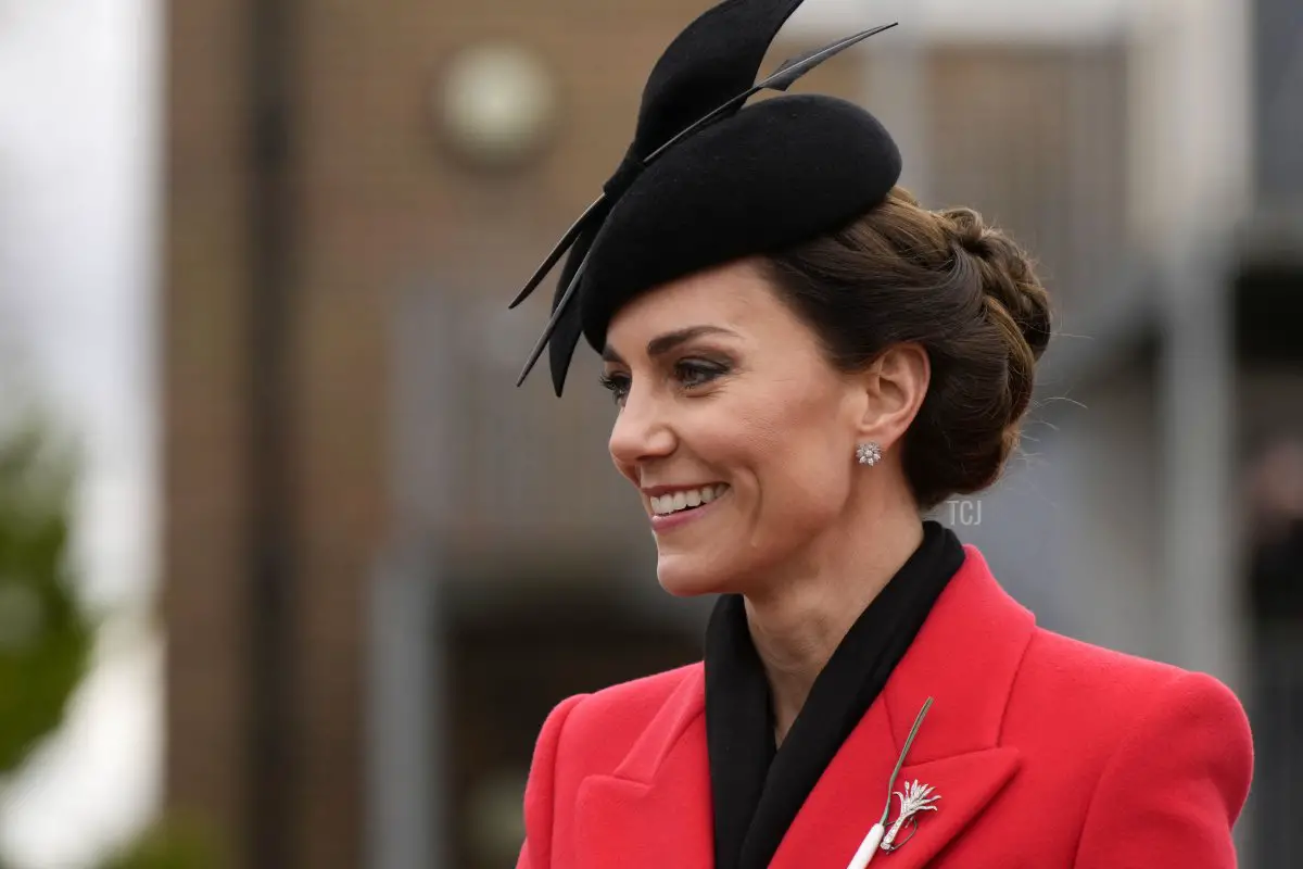 La Principessa di Galles sorride durante una visita al 1° Battaglione dei Welsh Guards presso la Combermere Barracks per la Parata del Giorno di San Davide il 1 marzo 2023 a Windsor, Inghilterra (Alastair Grant - WPA Pool/Getty Images)