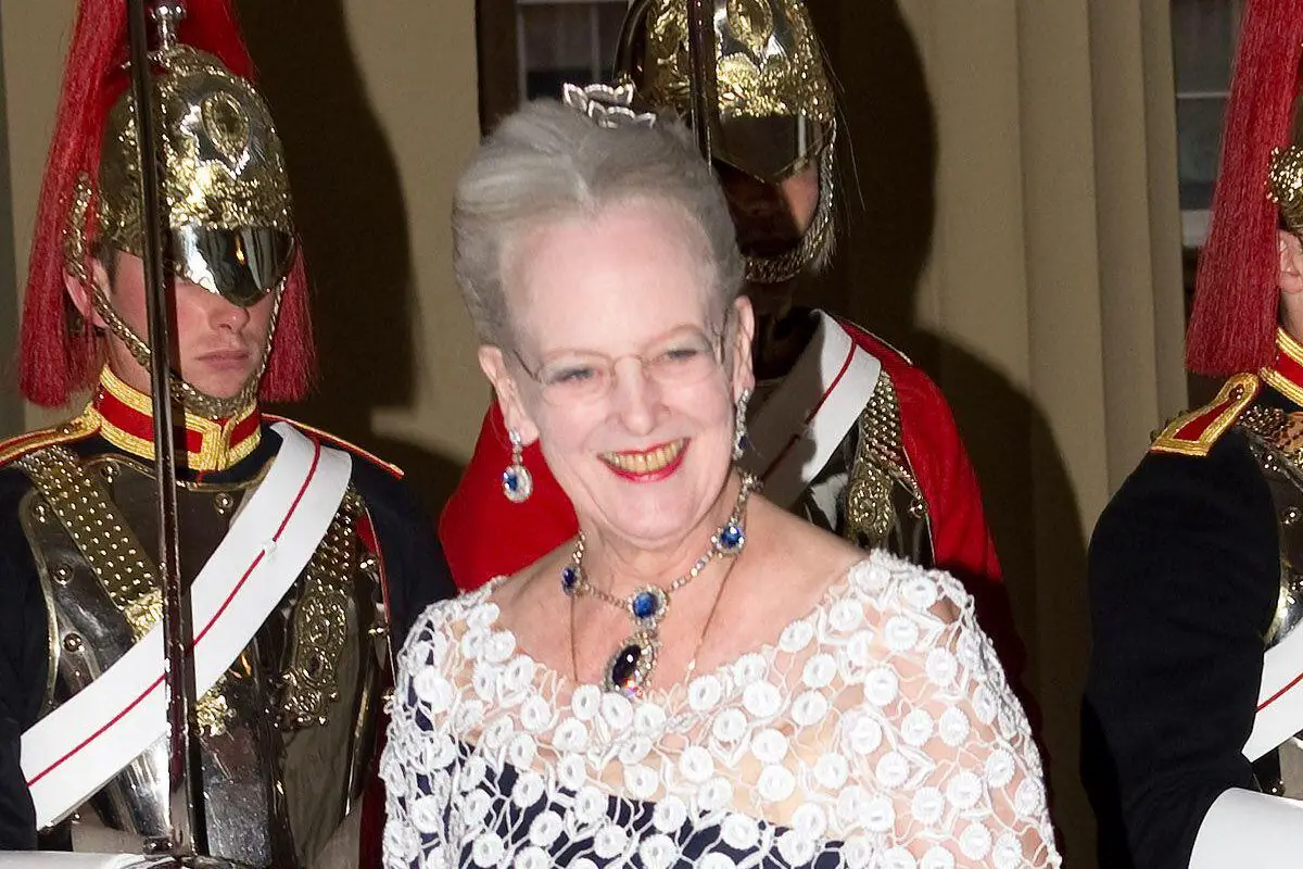 La regina Margherita II di Danimarca partecipa a una cena per sovrani stranieri ospitata dal principe del Galles e dalla duchessa di Cornovaglia per commemorare il giubileo di diamante della regina a Buckingham Palace il 18 maggio 2012 (Anwar Hussein/Alamy)