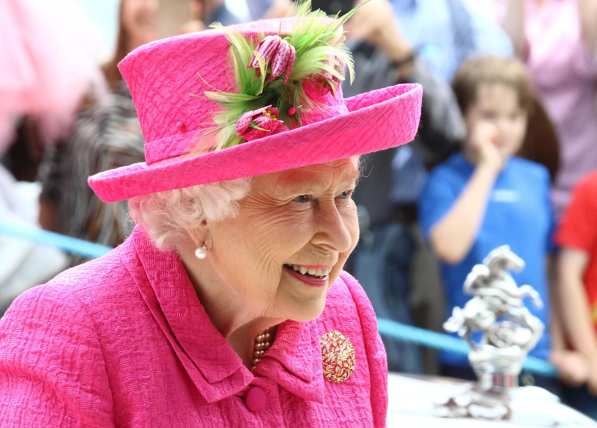 La Regina Elisabetta II del Regno Unito inaugura ufficialmente il nuovo Royal Papworth Hospital a Cambridge il 9 luglio 2019 (SOPA Images Limited/Alamy)