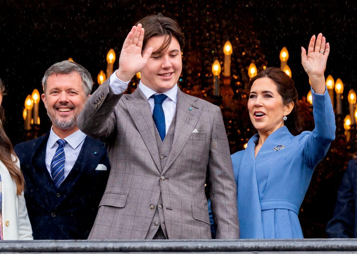 Il Principe Christian di Danimarca, con il Principe Ereditario Frederik e la Principessa Ereditaria Mary, saluta dalla balconata di Palazzo Amalienborg durante i suoi festeggiamenti per il diciottesimo compleanno a Copenaghen il 15 ottobre 2023 (Patrick van Katwijk/DPA Picture Alliance/Alamy)