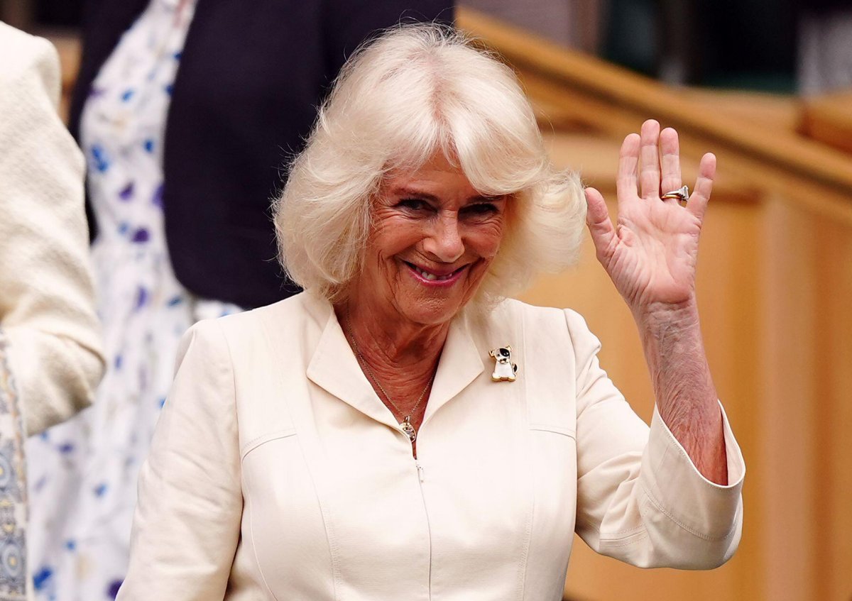 La Regina Camilla osserva dalla Royal Box durante il decimo giorno del torneo di Wimbledon all'All England Lawn Tennis and Croquet Club il 10 luglio 2024 (Mike Egerton/PA Images/Alamy)