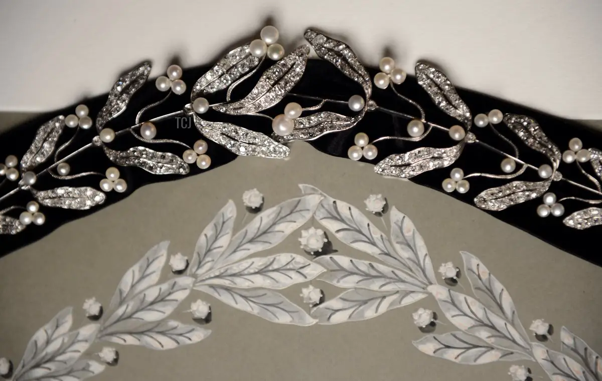 Una foto scattata il 18 dicembre 2012 mostra una tiara da sposa del 1910 con rami di vischio, perle, diamanti e platino, esposta nella gioielleria Mellerio a Parigi