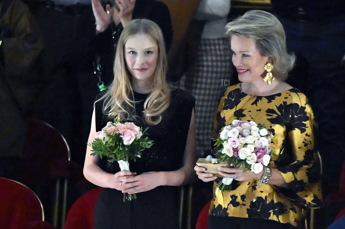 La regina Matilde dei Belgi, insieme alla principessa Eleonora, assiste a una rappresentazione di Cassandra al Teatro Reale della Monnaie a Bruxelles il 21 settembre 2023 (ERIC LALMAND/BELGA MAG/AFP via Getty Images)