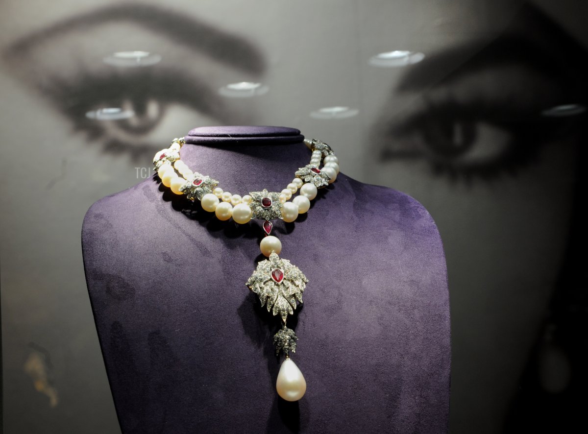 La Peregrina è sospesa da una collana di perle, diamanti e rubini Cartier, posseduta dall'attrice americana Elizabeth Taylor, durante una preview d'asta il 1 dicembre 2011 presso Christie’s a New York (STAN HONDA/AFP via Getty Images)