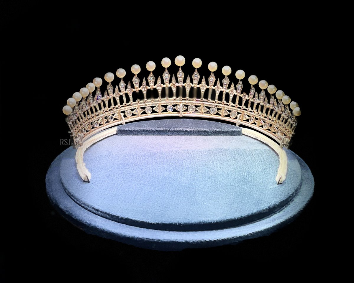 La Tiara a Frange di Perle del Kent, esposta come parte della Mostra del Giubileo di Platino di Sotheby's a Londra, giugno 2022 (Raymond Janis)