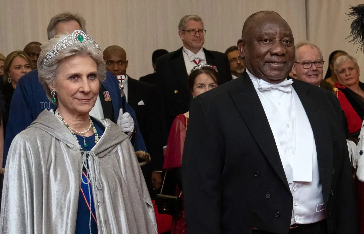 Il presidente del Sudafrica, Cyril Ramaphosa (C-L), posa per una fotografia con la Duchessa di Gloucester (L); il sindaco di Londra, Nicholas Lyons (C); la Lady Mayoress Felicity Lyons (C-R) e il Duca di Gloucester (R), mentre arriva per un banchetto al Guildhall il 23 novembre 2022 a Londra, Inghilterra