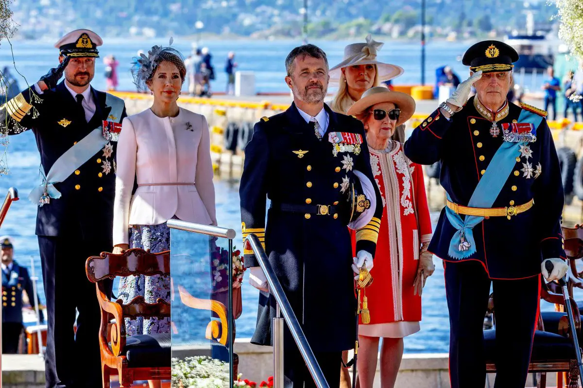 Il Re e la Regina di Danimarca sono ritratti con il Re e la Regina di Norvegia e il Principe Ereditario Haakon e la Principessa Ereditaria Mette-Marit durante una cerimonia di benvenuto ufficiale a Oslo all'inizio della visita di stato danese in Norvegia il 14 maggio 2024 (Albert Nieboer/DPA Picture Alliance/Alamy)