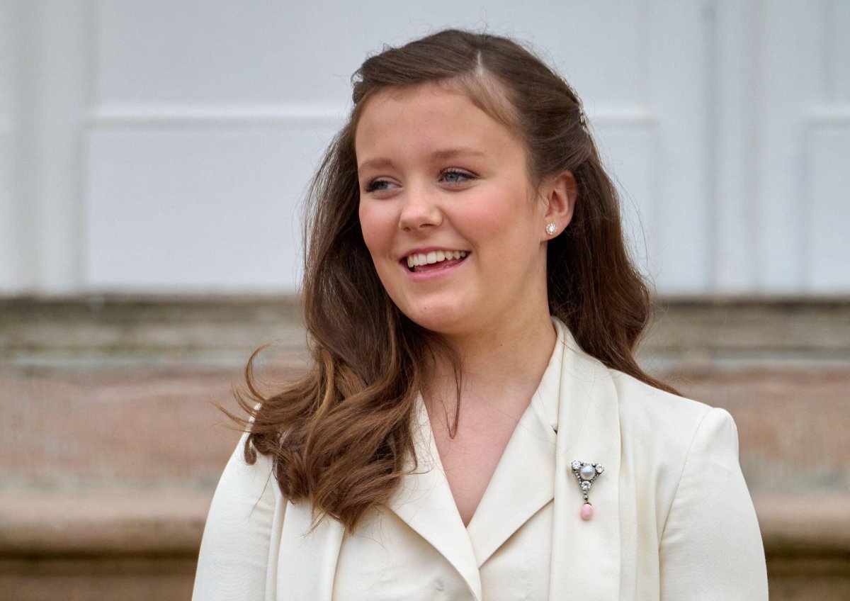 La Principessa Isabella di Danimarca è ritratta davanti al Palazzo di Fredensborg dopo la sua confermazione il 30 aprile 2022 (Stefan Lindblom/Stella Pictures/Abaca Press/Alamy)