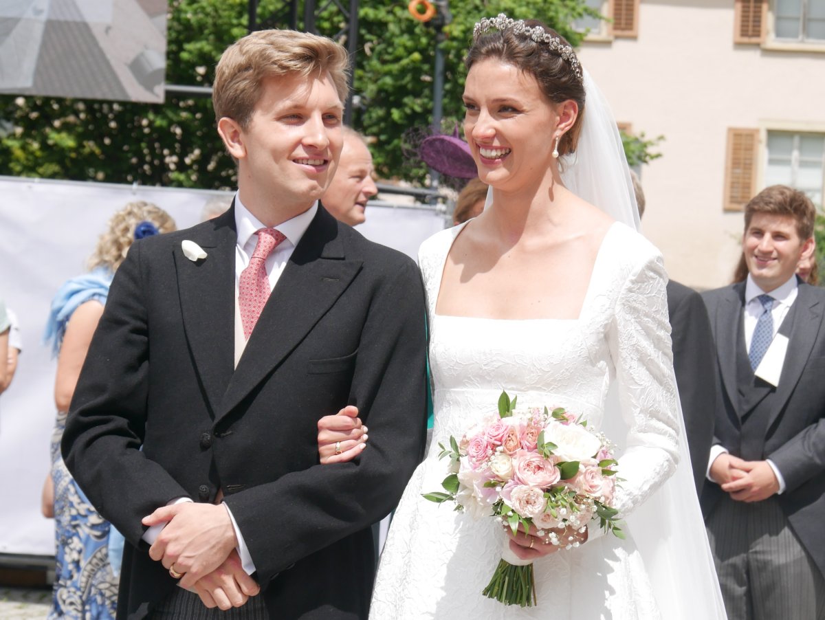 Il Conte Caspar von Matuschka e la Contessa Leonie von Waldburg-Zeil sono ritratti nel giorno delle loro nozze a Hohenems, Austria, il 22 giugno 2024 (Fotografia © Stefan. Non riprodurre.)