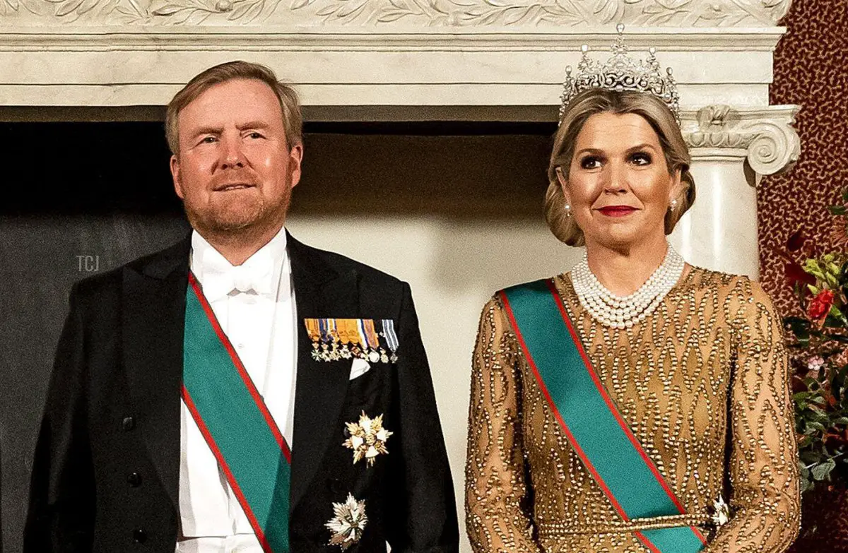 Il re Guglielmo-Alexander e la regina Massima posano per una foto di gruppo insieme al presidente italiano Sergio Mattarella e alla figlia Laura Mattarella