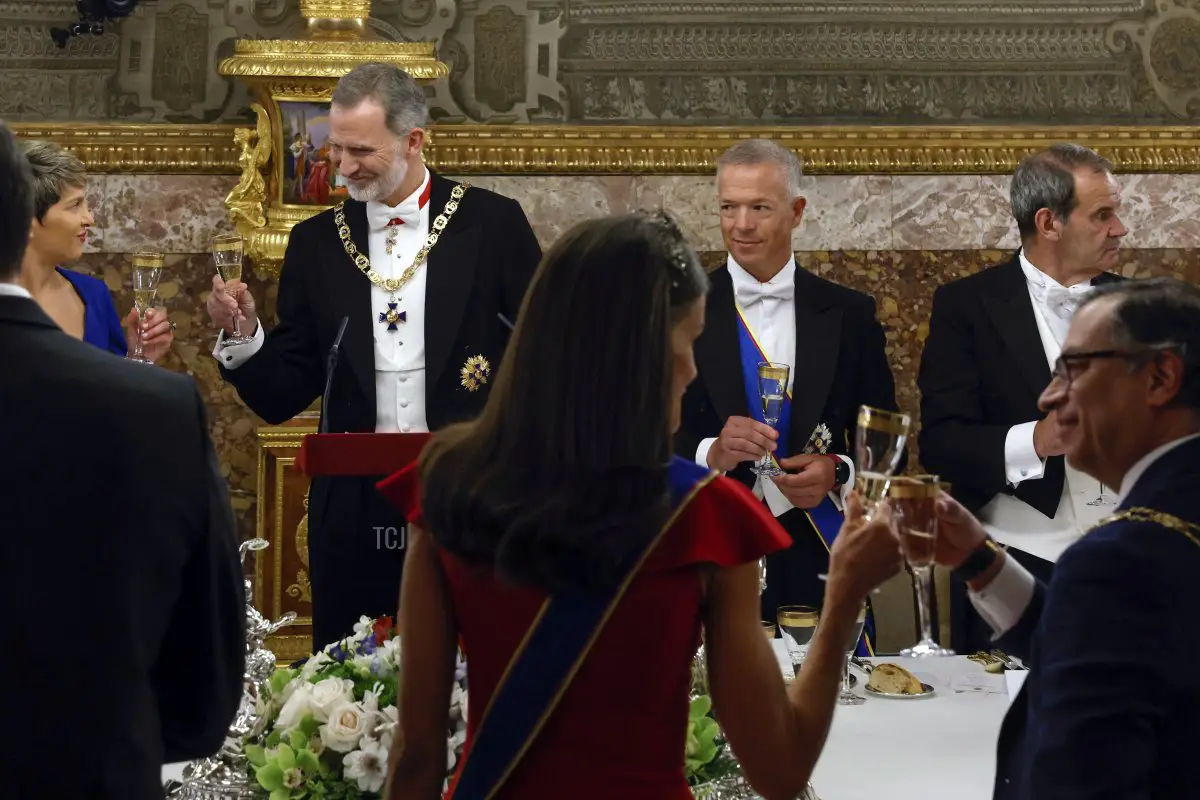 Il Re e la Regina di Spagna ospitano una cena di gala per il Presidente e la First Lady della Colombia al Palazzo Reale di Madrid, 3 maggio 2023 (JUANJO MARTIN/POOL/AFP tramite Getty Images)