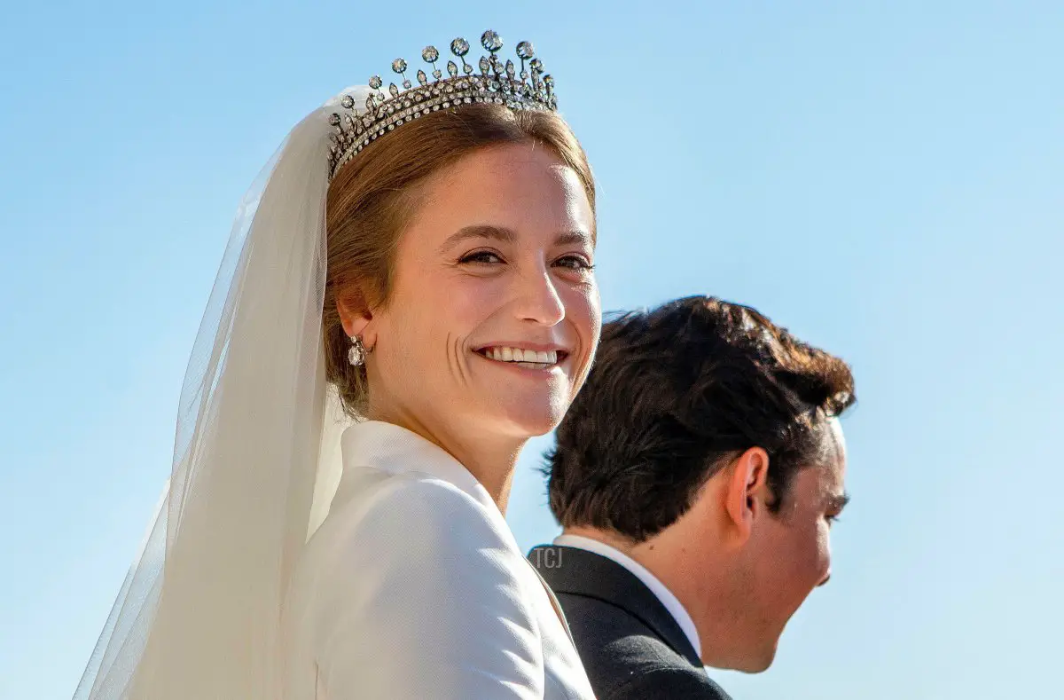 Infanta Maria Francisca, Duchessa di Coimbra, è ritratta con suo marito, Duarte de Sousa Araújo Martins, dopo la cerimonia di nozze al Palazzo di Mafra in Portogallo, 7 ottobre 2023 (Albert Nieboer/DPA Picture Alliance/Alamy)