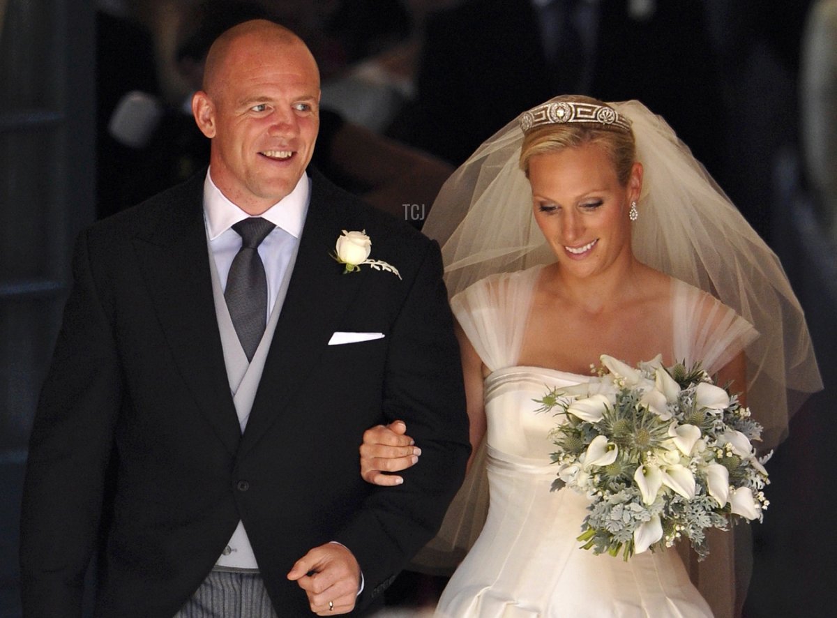 Il giocatore di rugby inglese Mike Tindall (a sinistra) e la sua nuova moglie Zara Phillips, nipote della regina Elisabetta II, lasciano la cerimonia di matrimonio alla Canongate Kirk di Edimburgo, Scozia, il 30 luglio 2011