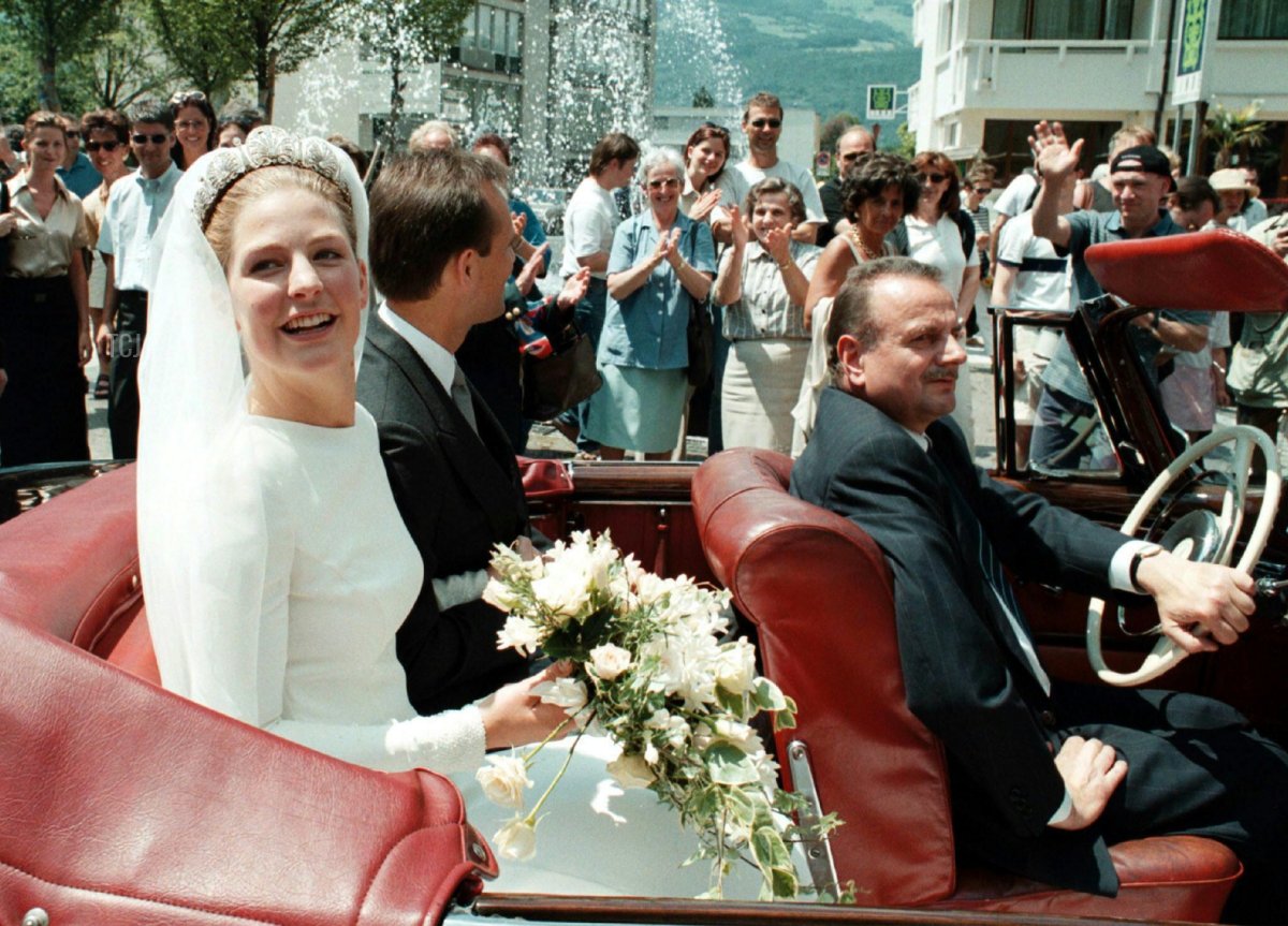 Principessa Tatjana di Liechtenstein (L) e l'imprenditore tedesco Philipp von Lattorff salutano il pubblico dopo il loro matrimonio nella cattedrale di Vaduz il 5 giugno 1999