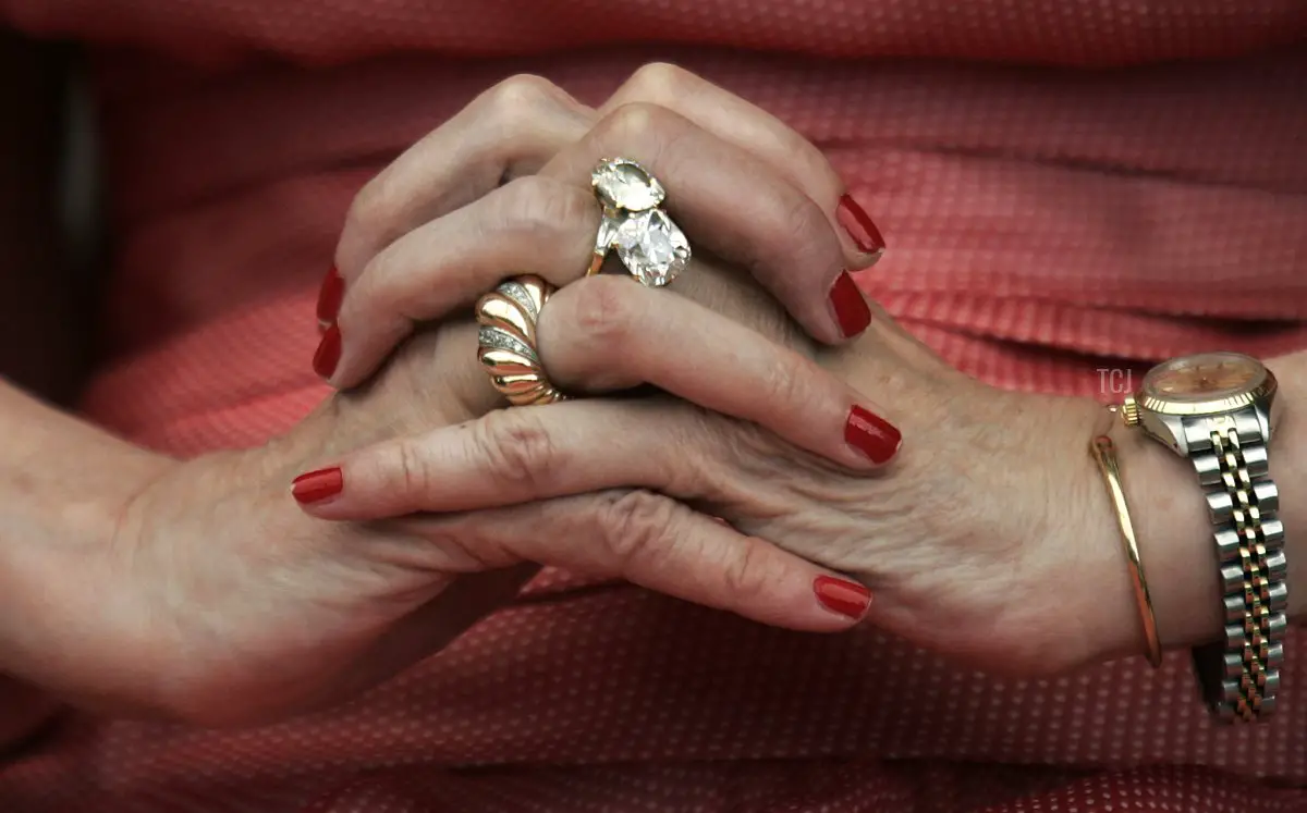 Le mani della Regina Margrethe II di Danimarca mentre tiene una conferenza stampa sulla yacht reale danese Dannebrog il 25 maggio 2006, ad Atene (ARIS MESSINIS/AFP via Getty Images)